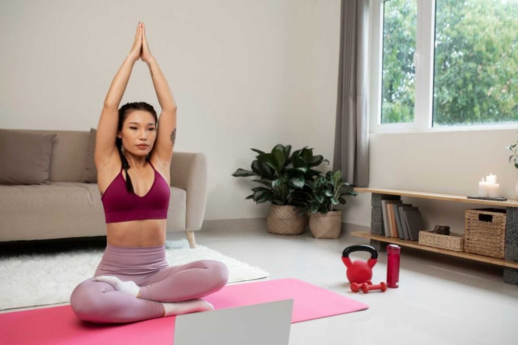 (Ilustrasi Berlatih Yoga di Rumah, sumber : freepik)