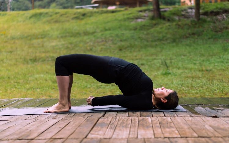 (Ilustrasi Setu Bandhasana, sumber : freepik)