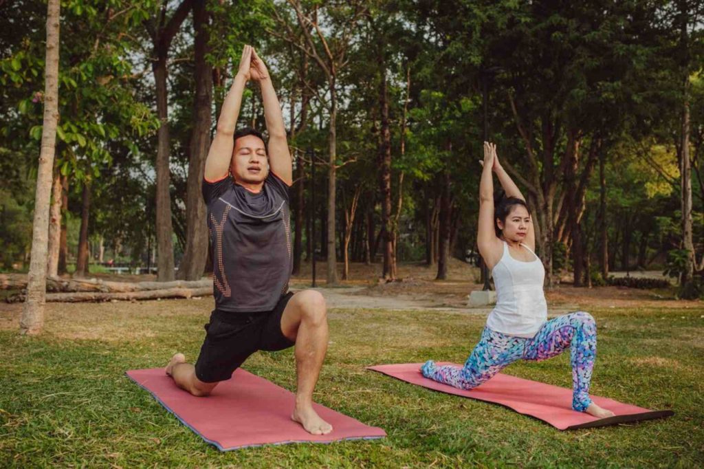 (Ilustrasi berlatih yoga, sumber : freepik)