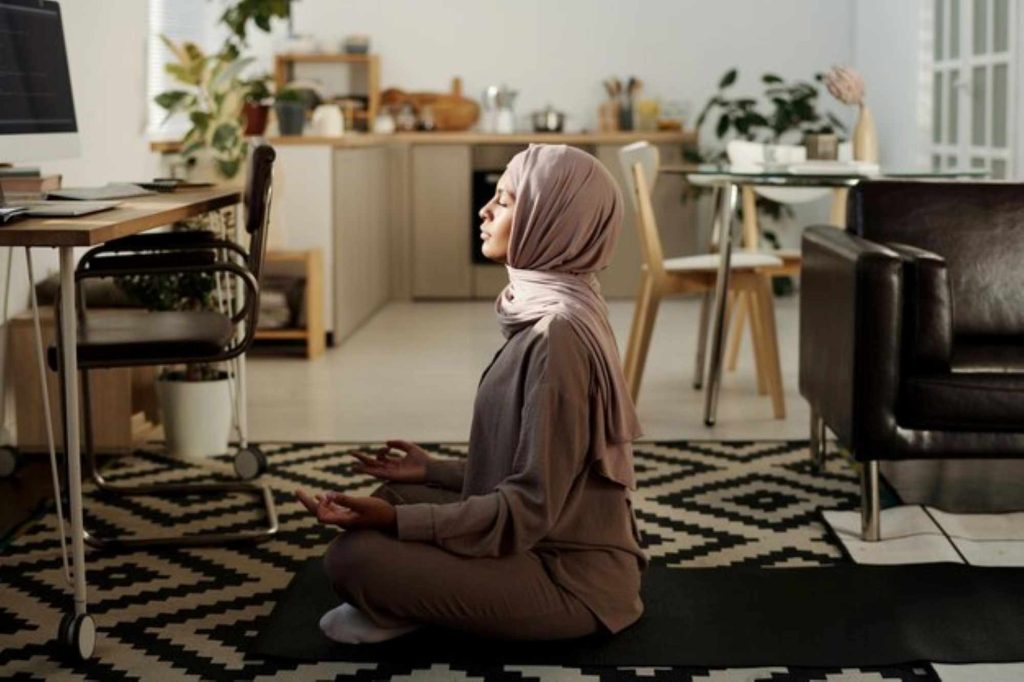 (Ilustrasi melakukan yoga sebelum sahur, sumber : freepik)