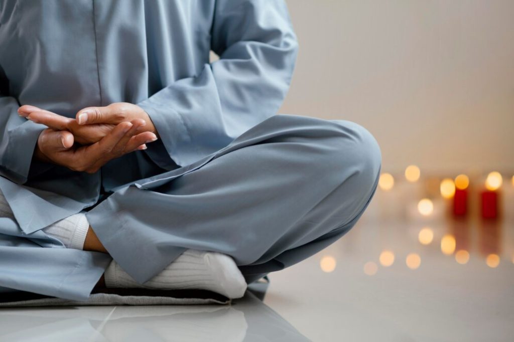(Ilustrasi melakukan yoga sebelum sahur agar tubuh lebih segar, sumber : freepik)