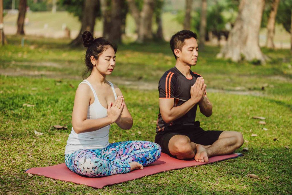 (Ilustrasi pasangan yang melakukan yoga di hari kasih sayang, sumber : freepik)
