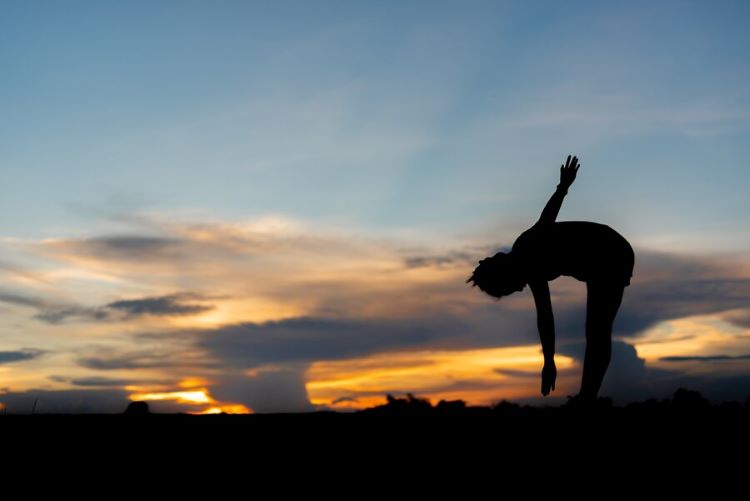(Ilustrasi yoga dilakukan di pagi hari, sumber : freepik)