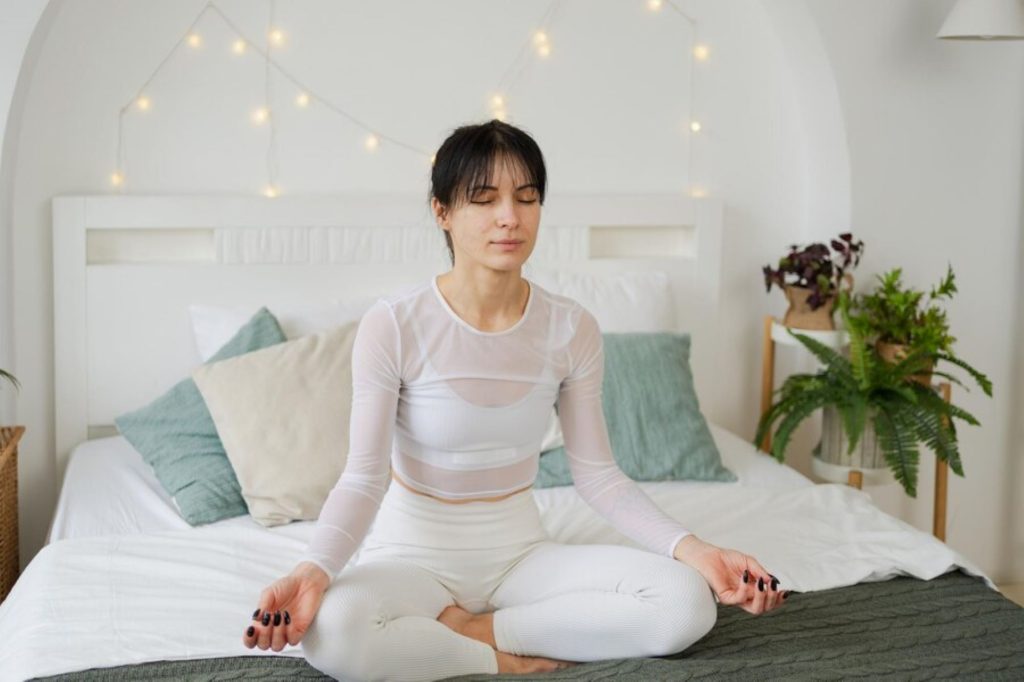 (Ilustrasi yoga sebelum tidur, sumber : freepik)