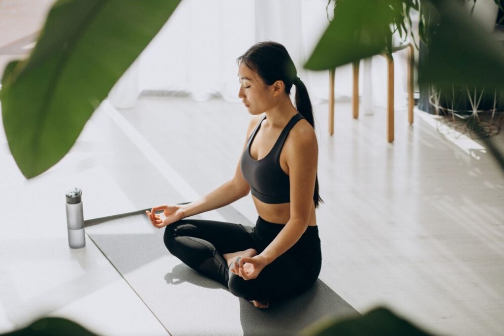 (Ilustrasi yoga yang dapat membantu memelihara kadar gula darah, sumber : freepik)