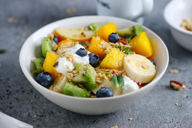 (Oatmeal dengan buah segar merupakan salah satu yang direkomendasikan, sumber : freepik)