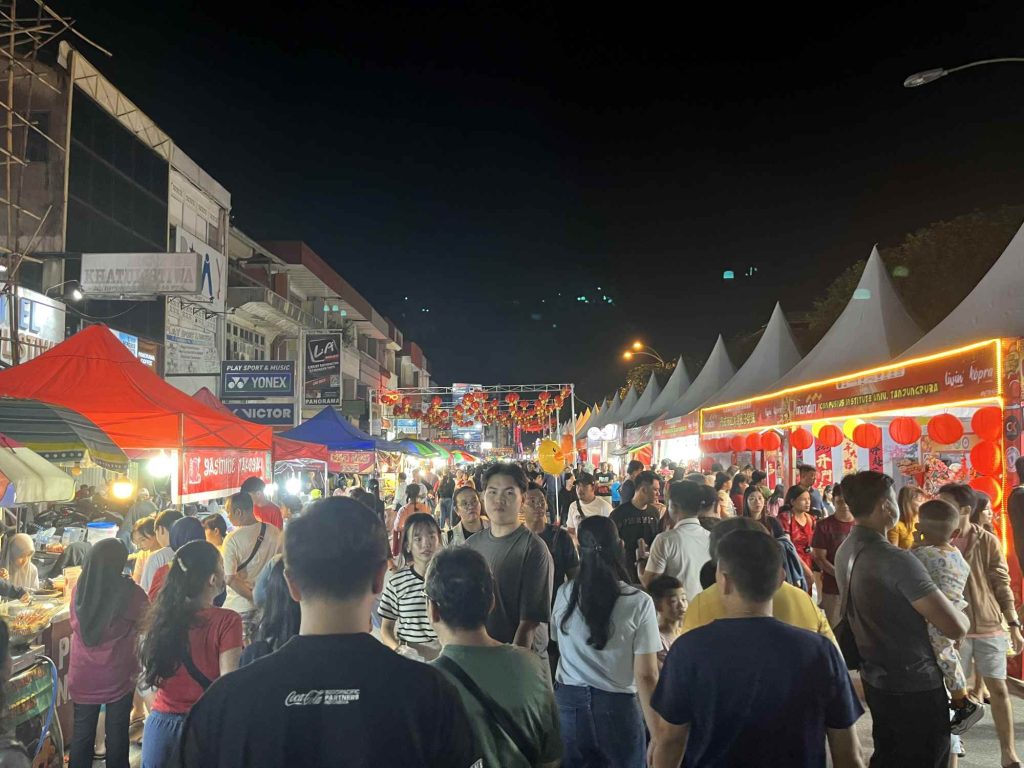 (Suasana Cap Go Meh 2025 Pontianak pada saat malam hari, sumber : tim Bio Insuleaf)