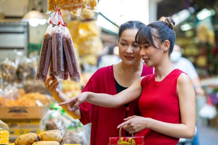 (Suasana berburu kuliner pada saat acara cap go meh 2025, sumber : freepik)