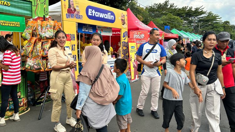 (Suasana memberikan sampel Bio Insuleaf di Cap Go Meh Bogor, sumber : tim Bio Insuleaf)