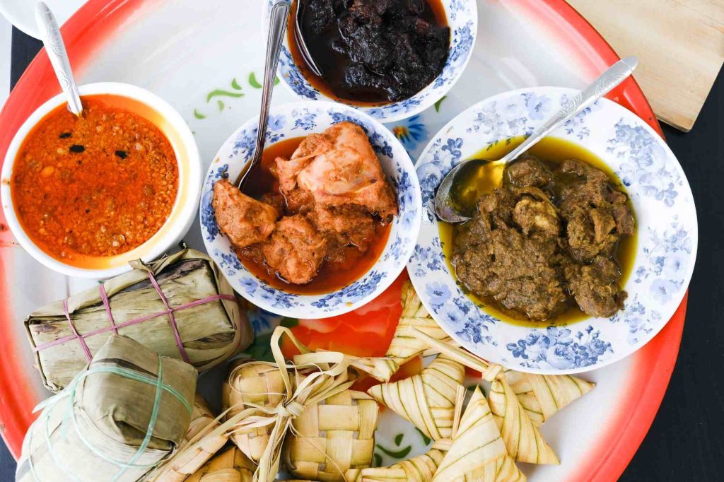 (Ilustrasi makanan yang disajikan saat lebaran, sumber : canva)