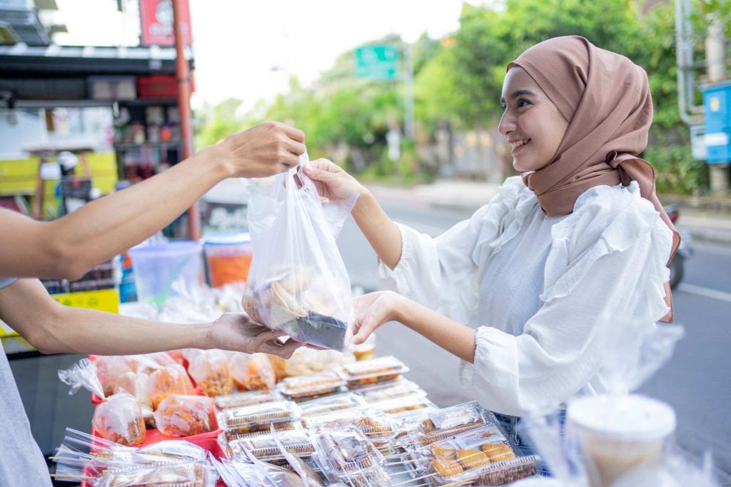 (Ilustrasi ngabuburit yang dilakukan pada saat bulan Ramadan, sumber : canva)