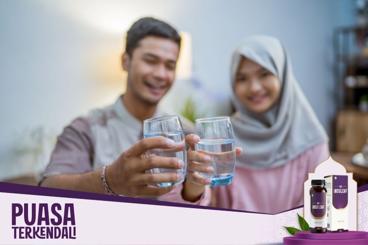 (Ilustrasi pasangan suami istri sedang minum air putih saat sahur agar terhindar dari dehidrasi, sumber : canva)
