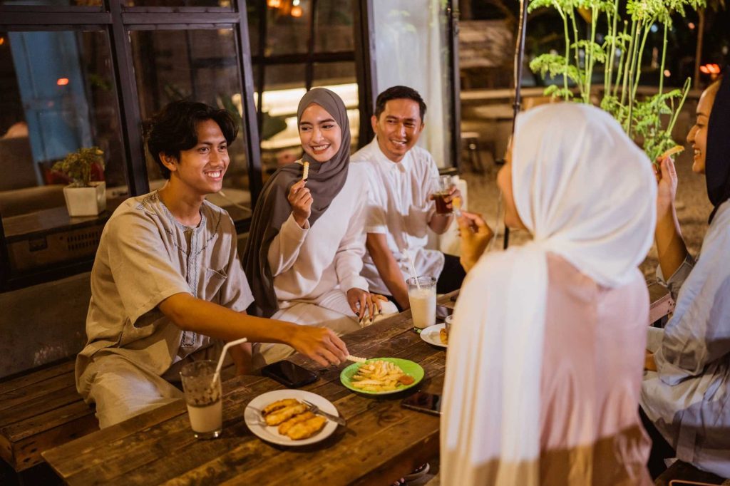 (Ilustrasi sekumpulan kelompok sedang berbuka puasa bersama, sumber : canva)