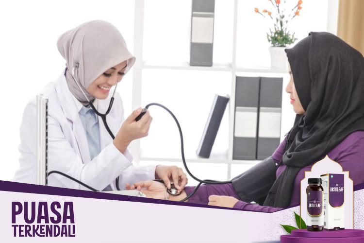(Ilustrasi seorang wanita sedang mengecek kesehatan saat menjalani ibadah puasa, sumber : freepik)