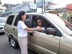 (Kegiatan bagi-bagi takjil yang dilakukan oleh tim Bio Insuleaf pada saat Semarak THR 2024, sumber : Tim Bio Insuleaf)