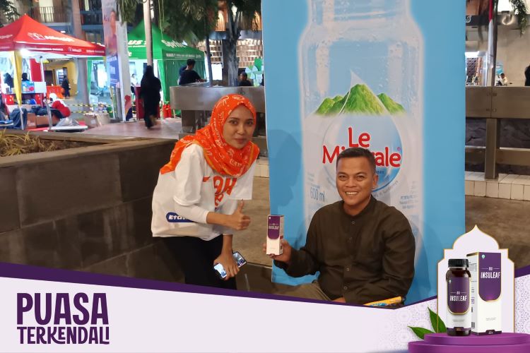(Tim Bio Insuleaf sedang melakukan foto bersama dengan pengunjung di booth Bio Insuleaf , sumber : tim Bio Insuleaf)