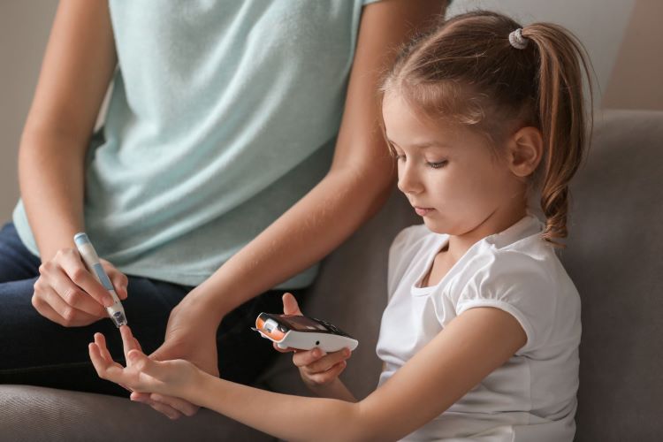 (Ilustrasi anak kecil terkena diabetes, sumber : canva)