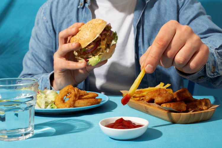 (Junkfood bisa memperburuk masalah kesehatan satu ini, sumber : freepik)