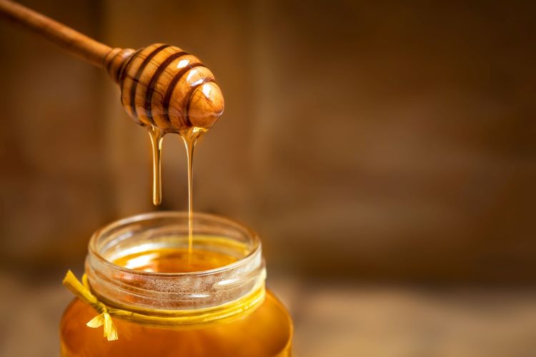 (Madu bisa dijadikan sebagai pemanis alami yang baik untuk kesehatan, sumber : canva)