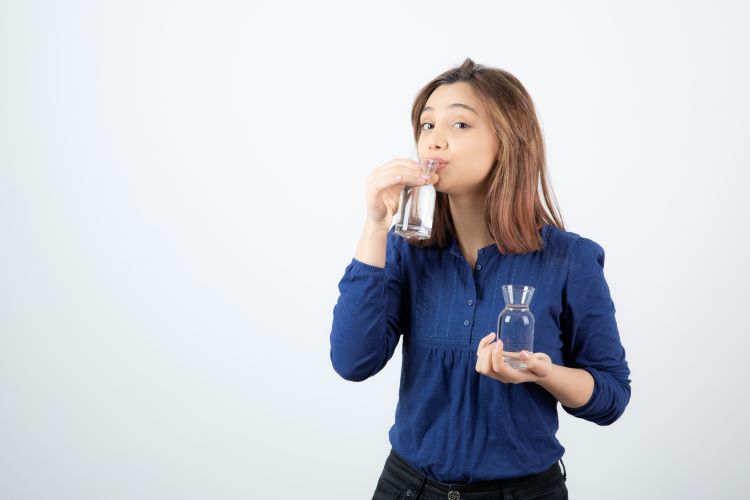 (Minum air putih dapat membantu untuk mengatasi asam urat, sumber : freepik)