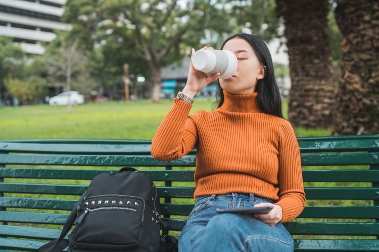 (Ilustrasi bawa bekal minum sendiri adalah sebuah tips bagi teman-teman diabetes saat berkunjung ke jakarta fair, sumber : freepik)
