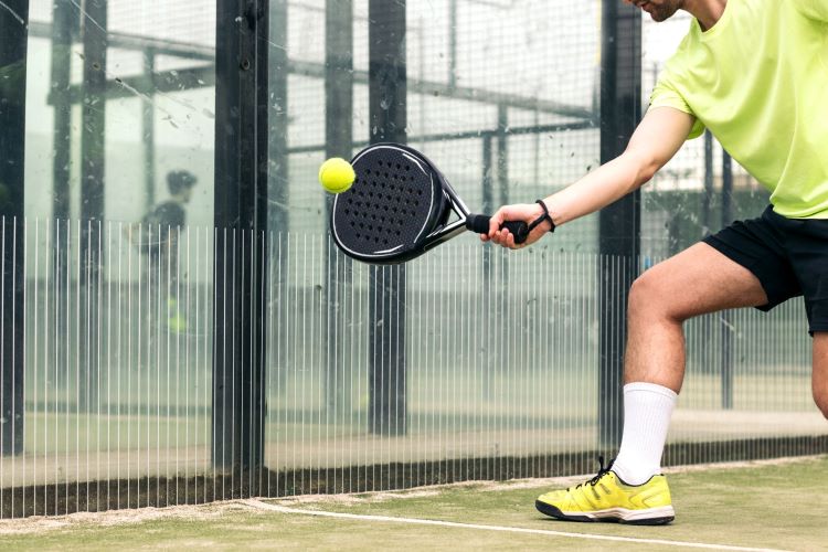 (Ilustrasi seseorang melakukan olahraga padel, sumber : canva)