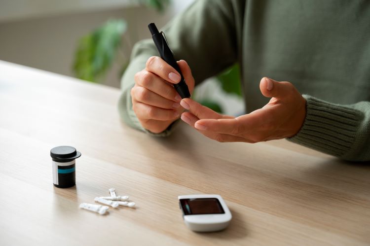 (Perut buncit bisa beresiko terhadap sebuah tanda-tanda seseorang mengalami diabetes tipe 2, sumber : freepik)