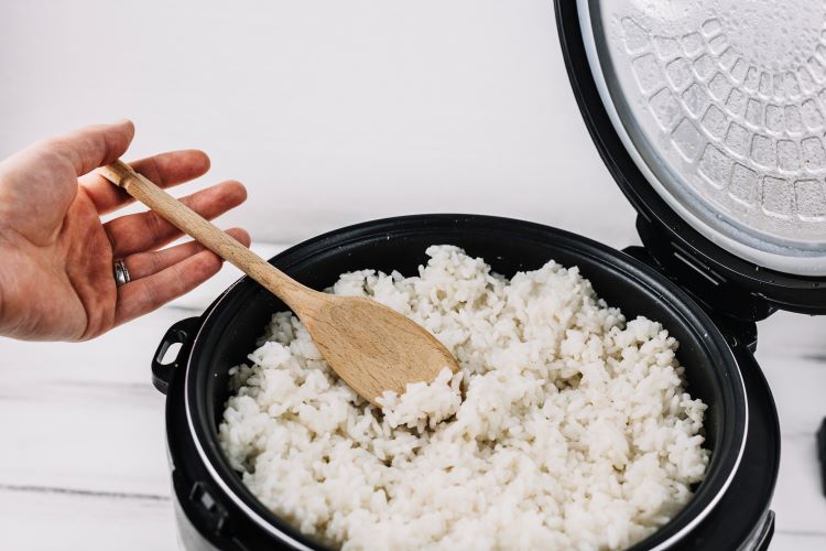 (Ilustrasi konsumsi berlebihan makan nasi, sumber : freepik)