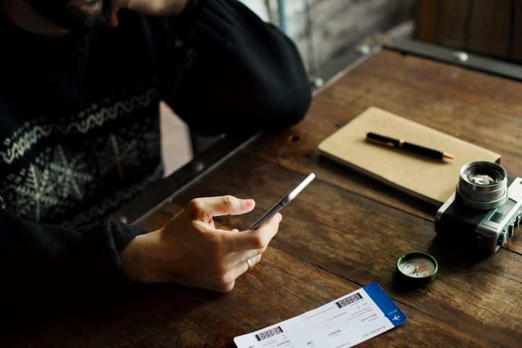 (Ilustrasi sedang membeli tiket Jakarta Fair, sumber : freepik)