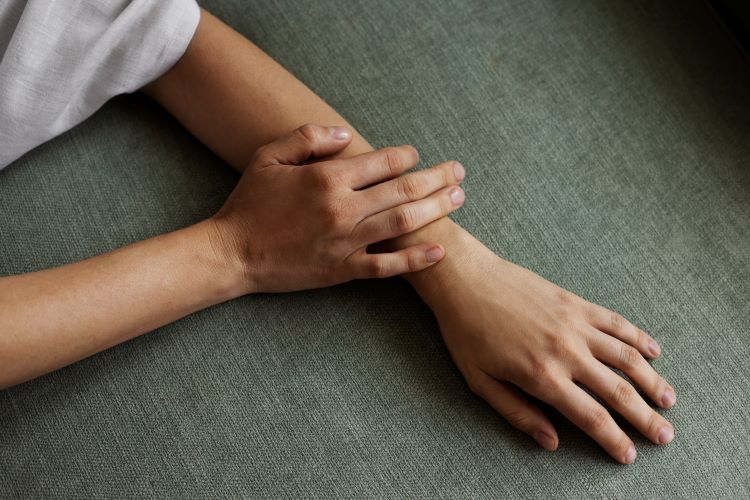 (Ilustrasi tekanan pada saraf bisa menyebabkan terjadinya kebas di bagian lengan tangan, sumber : freepik)