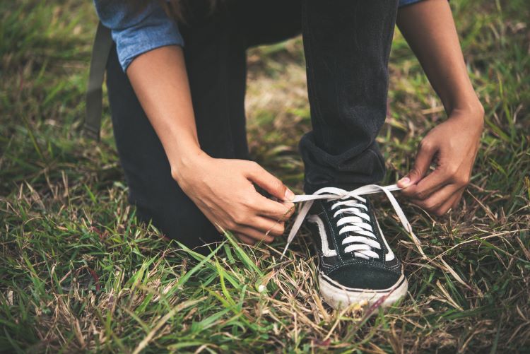 (Menggunakan sepatu merupakan langkah penting dalam menghindari kebas di Jakarta Fair, sumber : freepik)